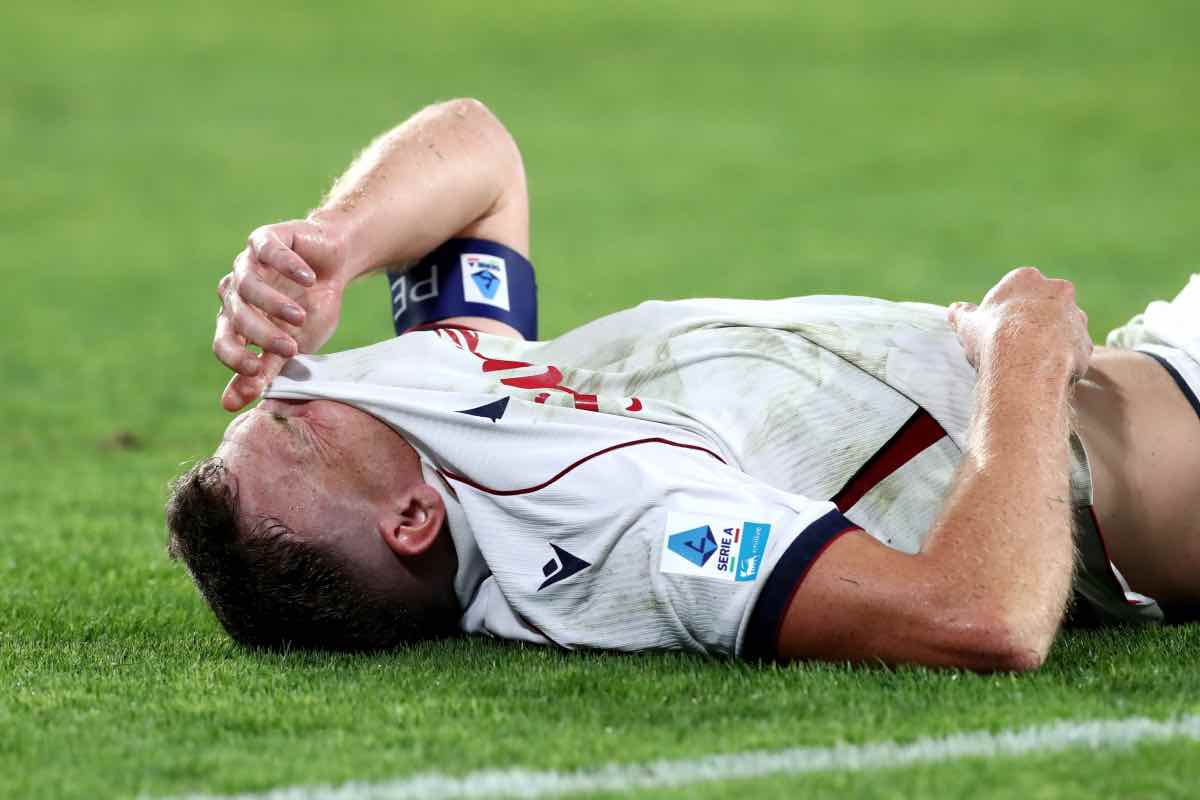 Lewis Ferguson a terra dolorante dopo un contrasto in Atalanta-Bologna