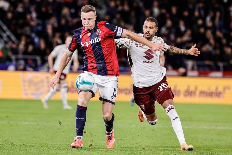 Lewis Ferguson porta il pallone