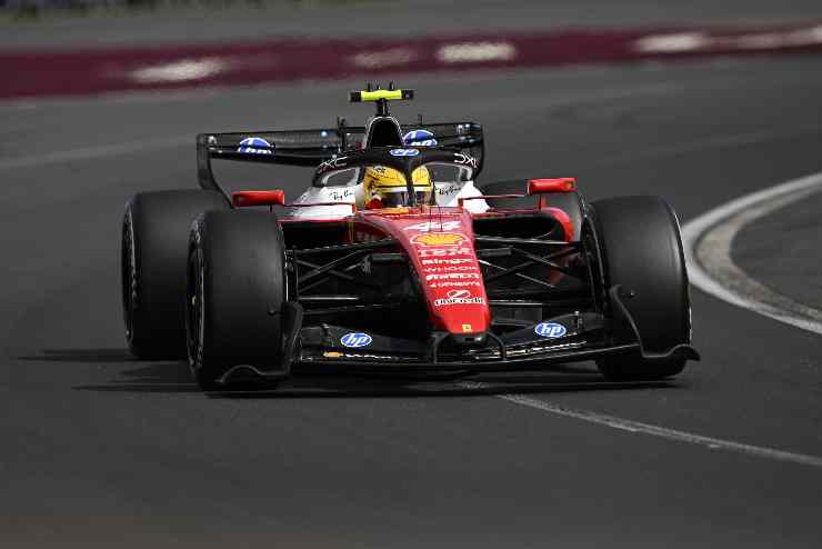 Lewis Hamilton a bordo della sua Ferrari