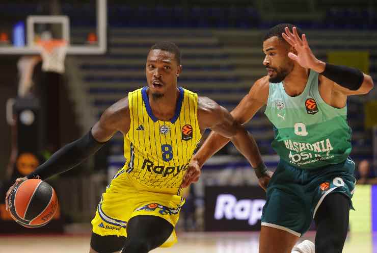 Lonnie Walker IV lotta contro un avversario 