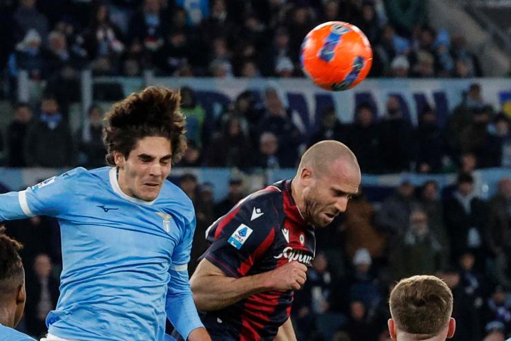 Lorenzo De Silvestri in contrasto aereo