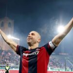 Lorenzo De Silvestri festeggia sotto la curva