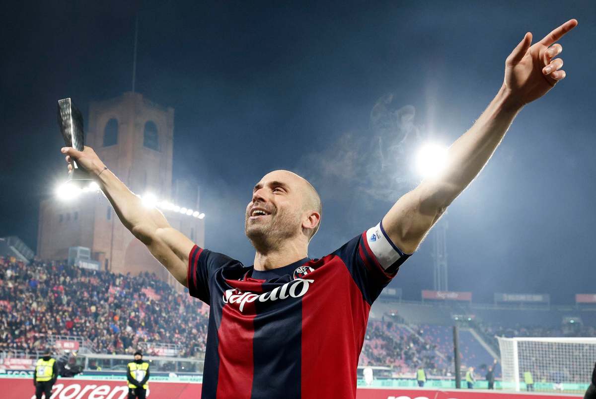 Lorenzo De Silvestri festeggia sotto la curva