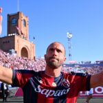 De Silvestri esulta con i tifosi dopo la vittoria