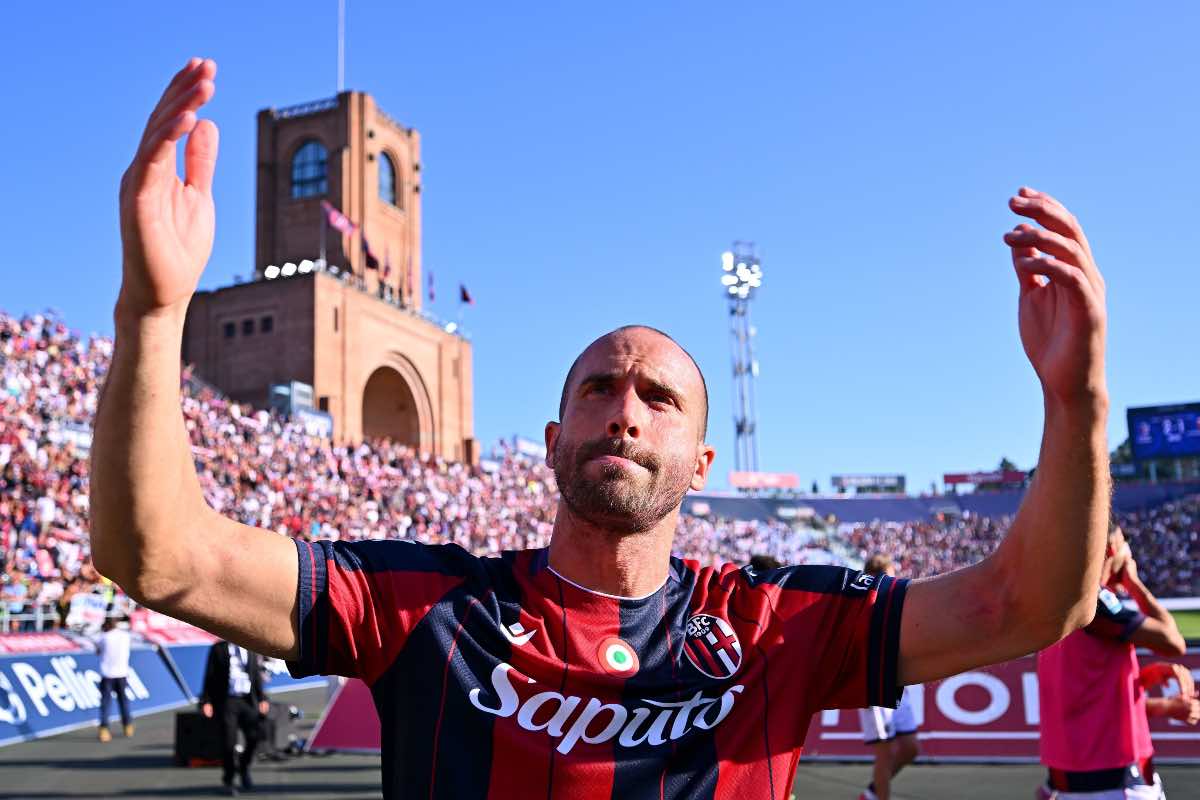 De Silvestri esulta con i tifosi dopo la vittoria