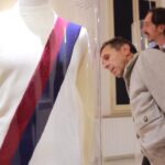 Lorenzo Marronaro osserva una divisa del Bologna