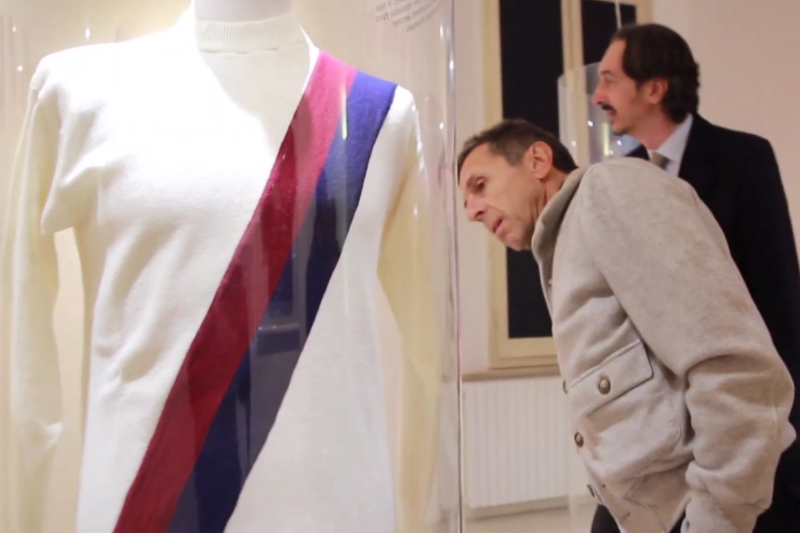 Lorenzo Marronaro osserva una divisa del Bologna