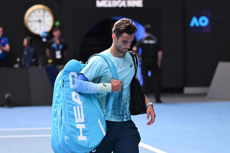 Lorenzo Musetti abbandona il campo