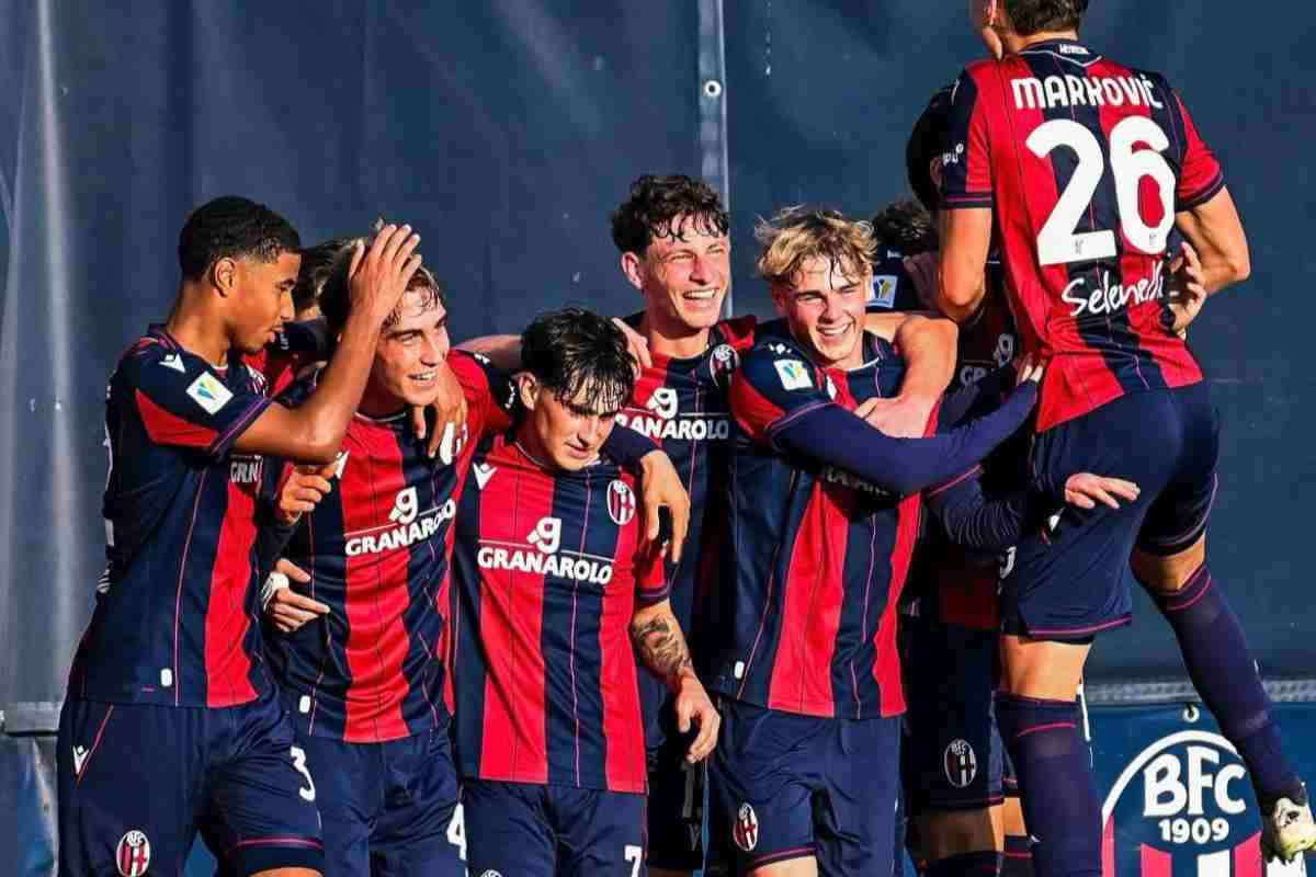 Lo Monaco durante l'esultanza con i compagni