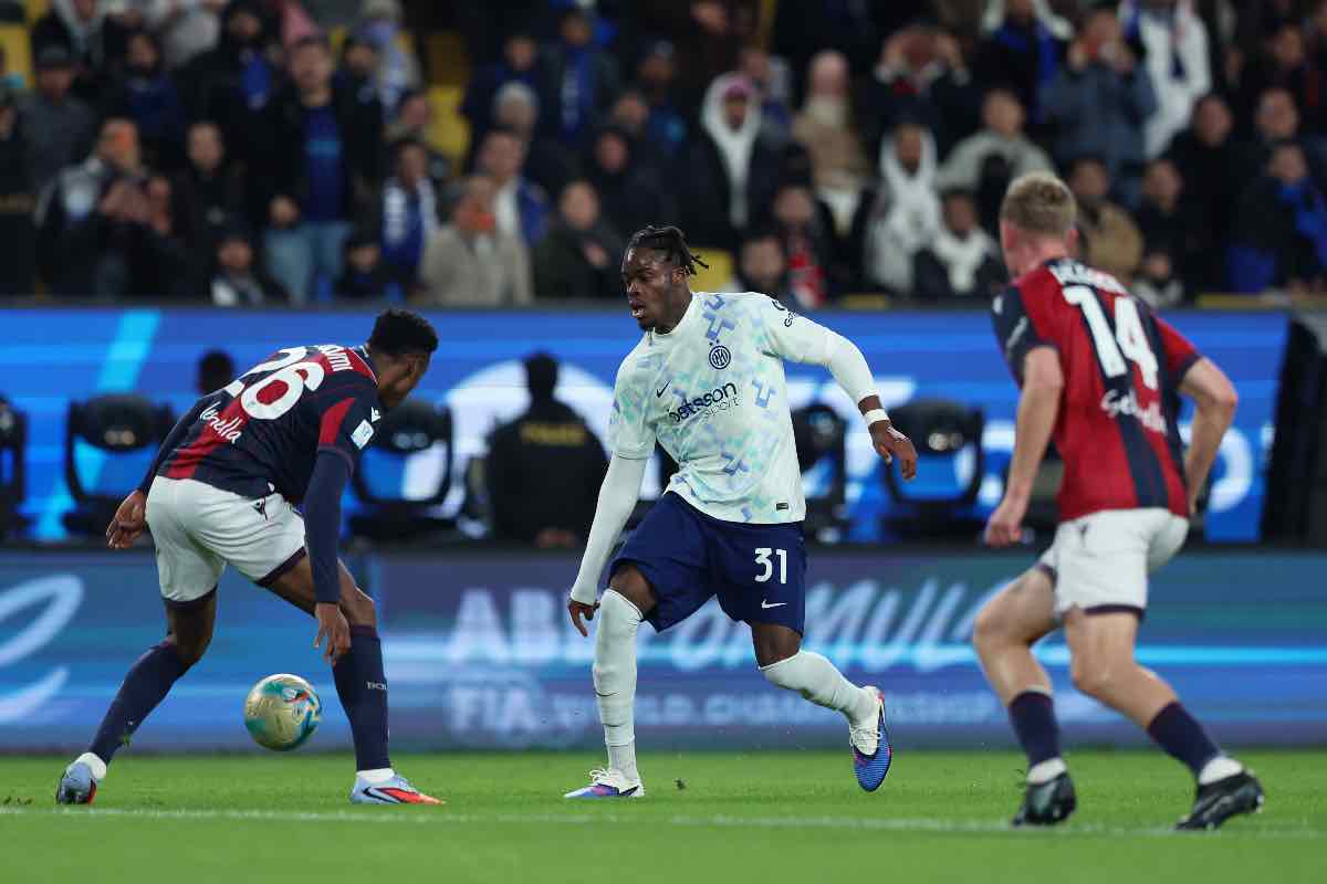 Heggem e Lucumí in pressing su Bisseck durante Bologna-Inter di Supercoppa