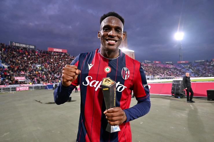 Jhon Lucumi of Bologna FC 1909 poses with the player of the match award after the Serie A match between Bologna FC 1909 and SSC Napoli at Renato Dall'Ara Stadium on November 09, 2025 in Bologna, Italy. 