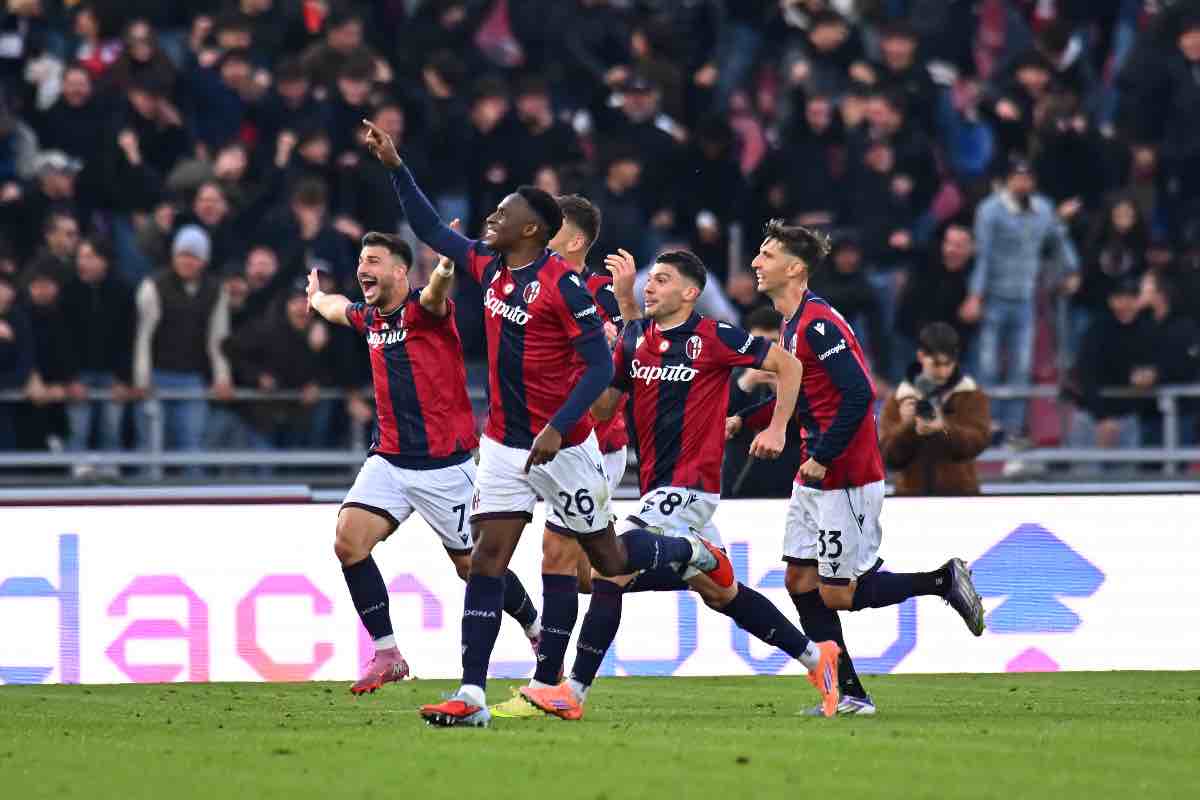 Lucumí festeggia con i compagni il gol in Bologna-Napoli