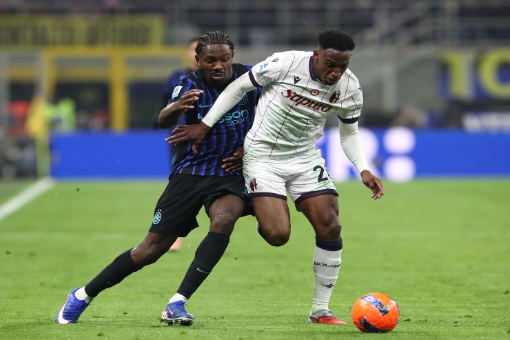 MILAN, ITALY - JANUARY 04: Jhon Lucumi of Bologna is challenged by Marcus Thuram of FC Internazionale Milano during the Serie A match between FC Internazionale and Bologna FC 1909 at Giuseppe Meazza Stadium on January 04, 2026 in Milan, Italy.