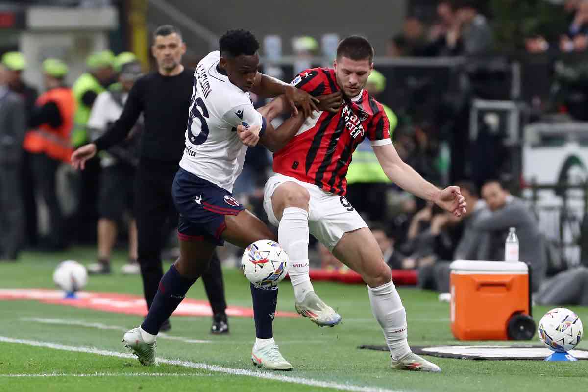 Jhon Lucumí a contrasto con Luka Jovic