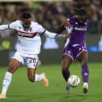 Kean e Lucumí si contendono il pallone durante Fiorentina-Bologna