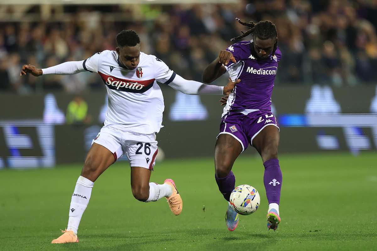Kean e Lucumí si contendono il pallone durante Fiorentina-Bologna
