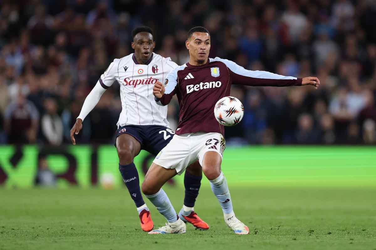 Jhon Lucumí in pressing su Morgan Rogers durante Aston Villa-Bologna