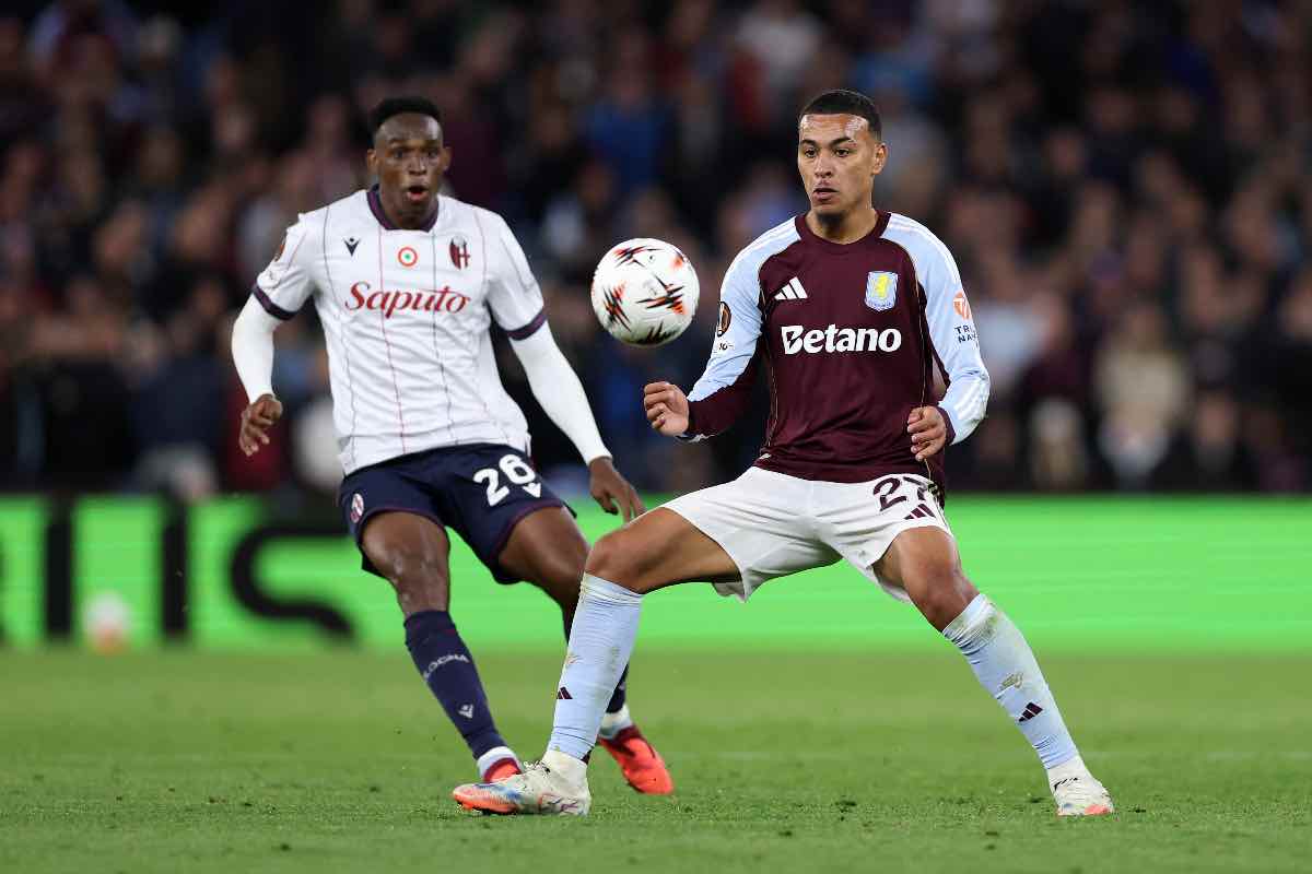 Lucumí e Rogers durante l’ultima sfida tra Aston Villa e Bologna in Europa League