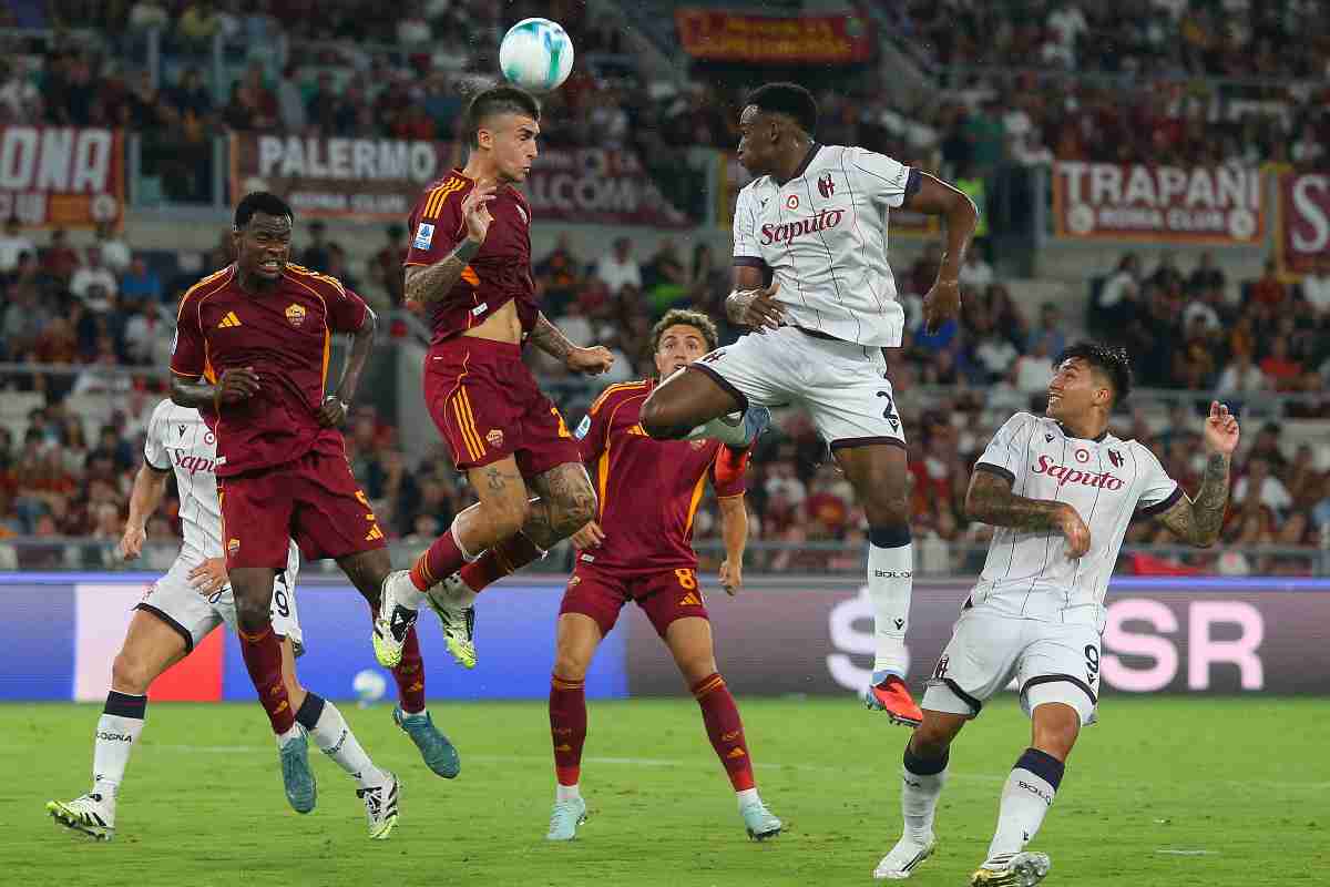 Jhon Lucumì e Gianluca Mancini in un contrasto aereo in Roma-Bologna