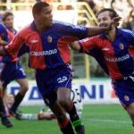 Luis Oliveira esulta dopo un gol con la maglia del Bologna