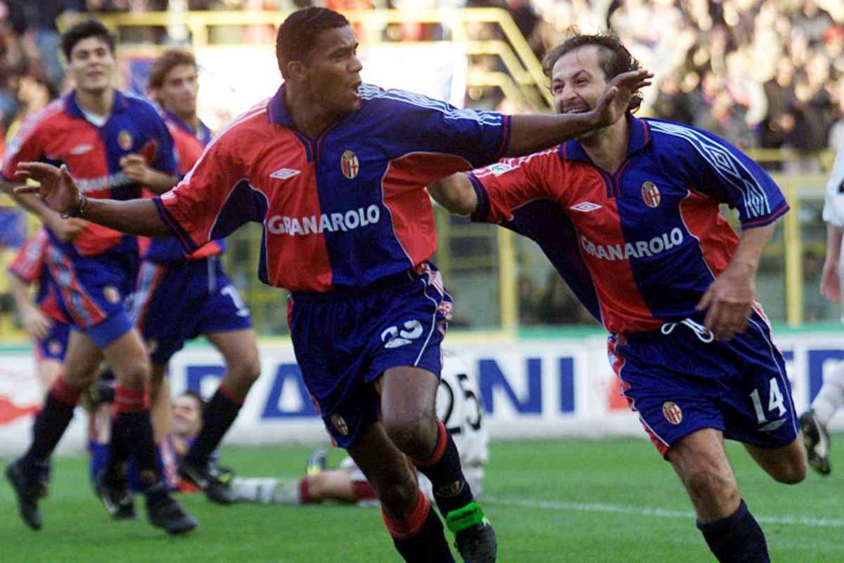 Luis Oliveira esulta dopo un gol con la maglia del Bologna