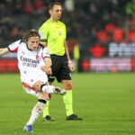 Luka Modric calcia in porta