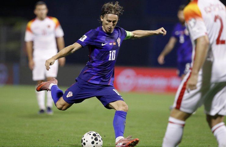 Luka Modric calcia il pallone con la nazionale