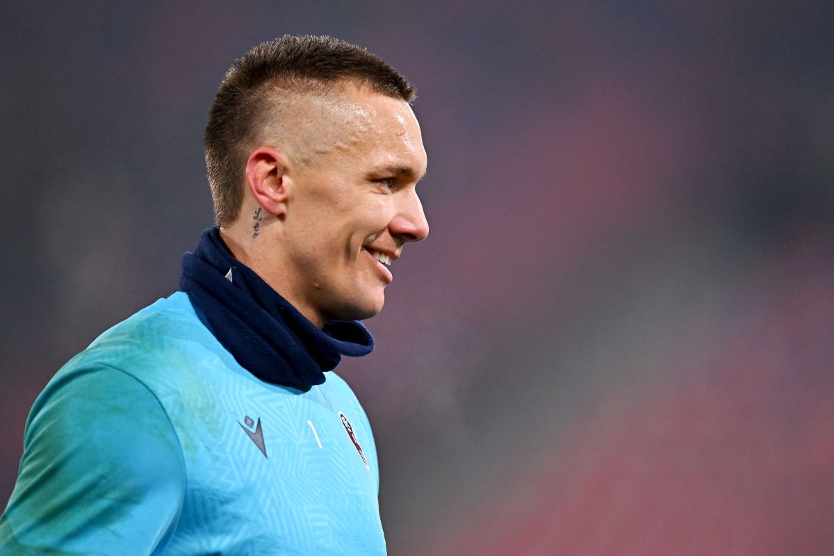 Lukasz Skorupski di profilo durante il riscaldamento