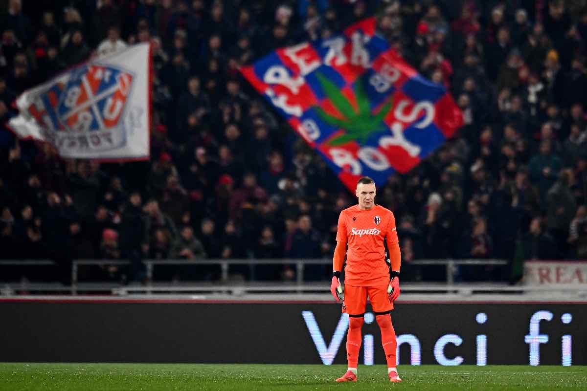 Lukasz Skorupski davanti ai tifosi del Bologna