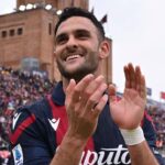Charalampos Lykogiannis saluta i tifosi del Bologna