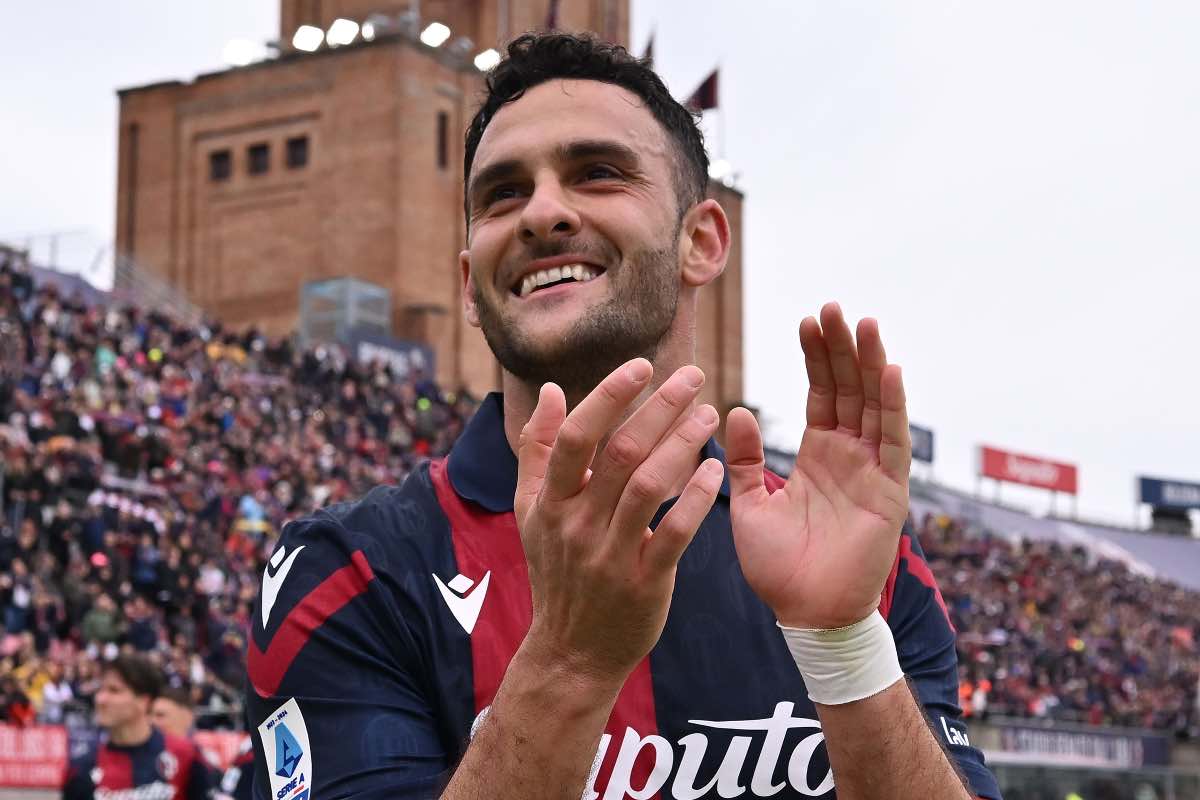 Charalampos Lykogiannis saluta i tifosi del Bologna