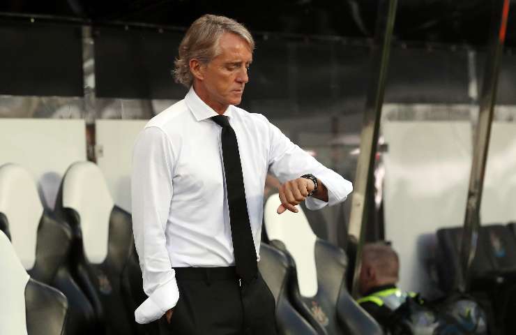 Mancini guarda l'orologio