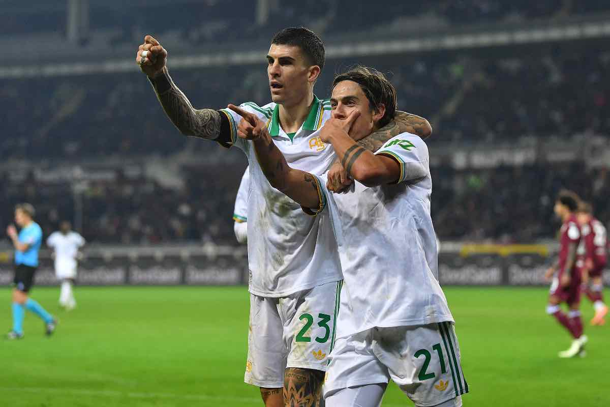 Mancini e Dybala esultano dopo il gol dell’argentino in Torino-Roma