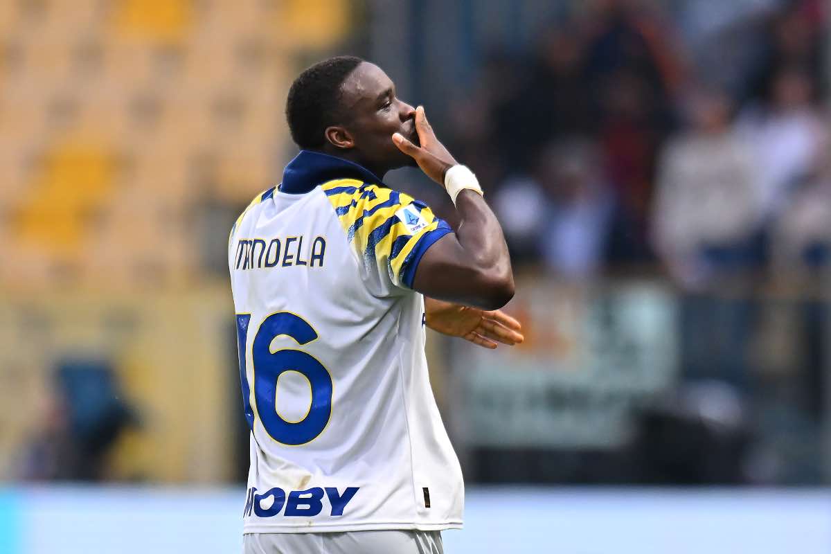 Mandela Keita esulta dopo il gol in Parma-Roma