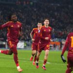 Manu Koné esulta con i compagni dopo il gol in Roma-Sassuolo