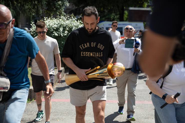 Marco Belinelli porta la coppa dello scudetto