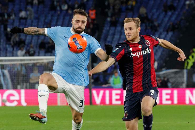 Mario Gila in azione contro il Bologna