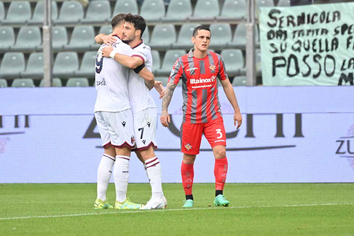 Arnautovic e Orsolini esultano dopo il gol