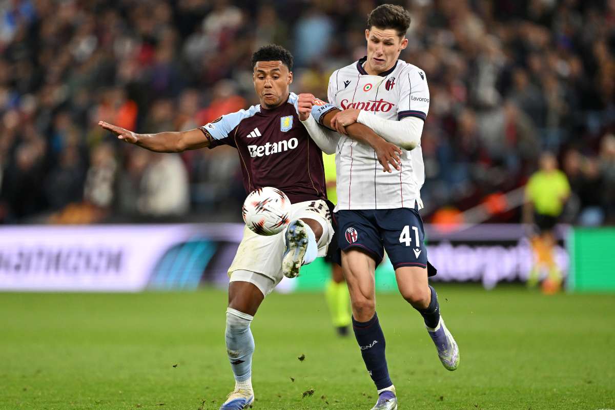 Vitik in azione contro l'Aston Villa