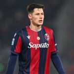 Martin Vitik in primo piano con la maglia del Bologna