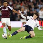 Martin Vitik a contrasto su Watkins durante Aston Villa-Bologna