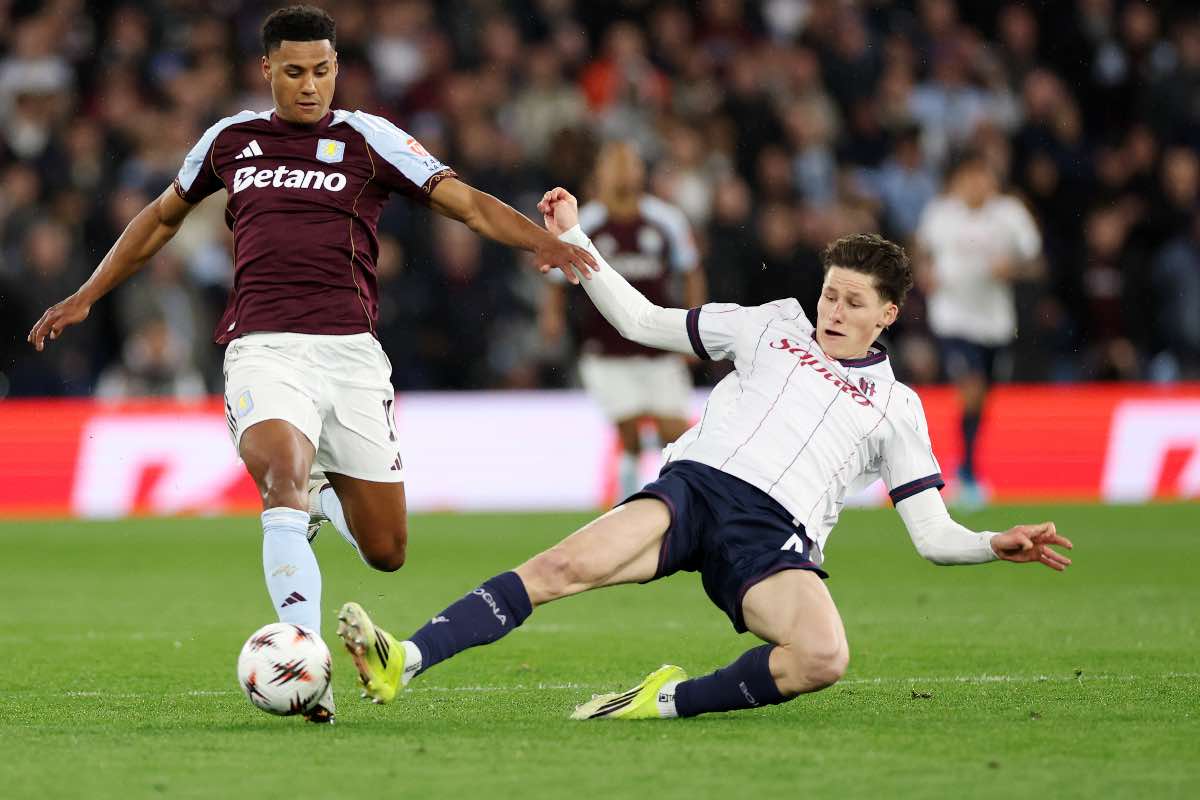 Martin Vitik a contrasto su Watkins durante Aston Villa-Bologna
