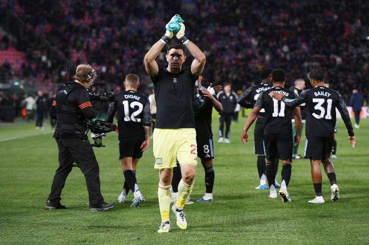 Emiliano Martinez of Aston Villa applauds the fans after the UEFA Europa League 2025/26 Quarter-Final Leg One match between Bologna FC 1909 and Aston Villa FC at Stadio Renato Dall'Ara on April 09, 2026 in Bologna, Italy.