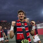 Pessina saluta i tifosi al termine della sfida con il Napoli