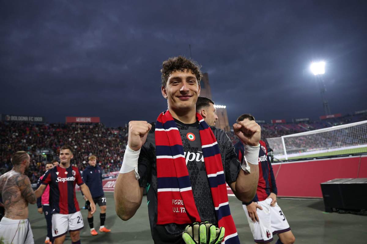 Pessina saluta i tifosi al termine della sfida con il Napoli