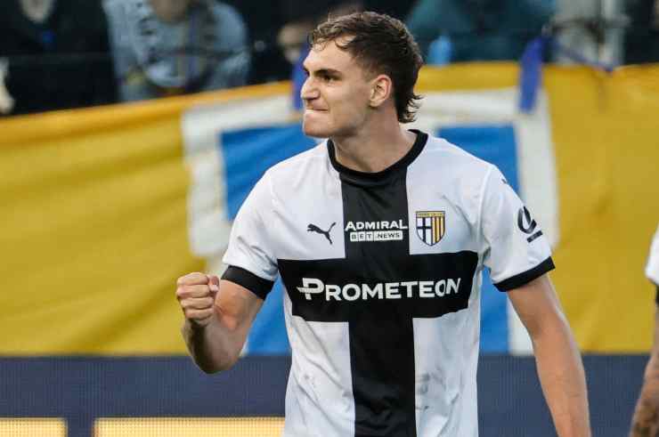 Mateo Pellegrino con la maglia del Parma