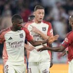 Matic insieme ai compagni del Lione