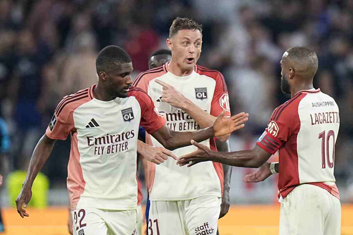 Matic insieme ai compagni del Lione