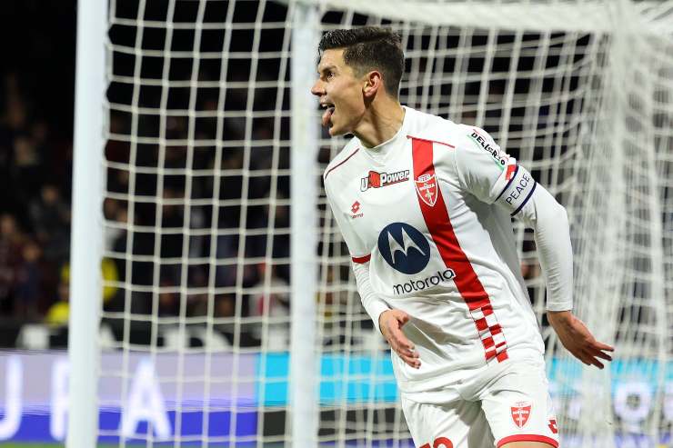Pessina esulta dopo un gol