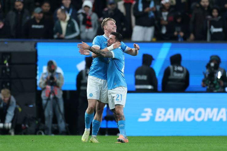 Politano e Højlund esultano dopo il gol